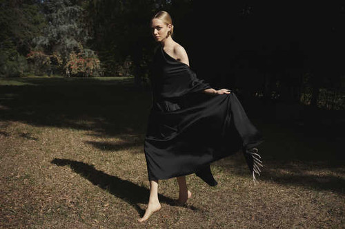Jual Poster Actresses Amanda Seyfried Actress American Barefoot Black Dress Blonde APC01