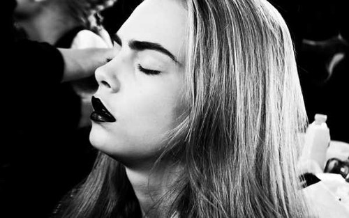 Jual Poster Models Cara Delevingne Actress Black & White Close Up English Face Lipstick Model APC