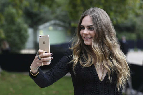 Jual Poster Models Cara Delevingne Actress Blonde Depth Of Field English Long Hair Model Selfie Smartphone4 APC