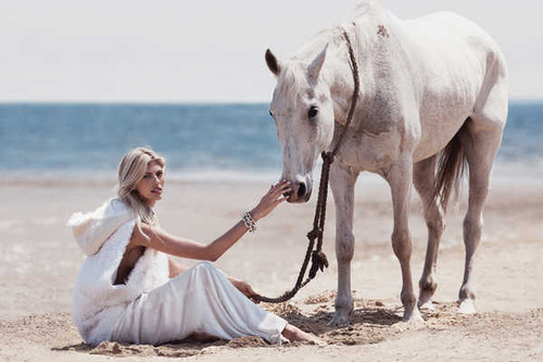 Jual Poster Models Devon Windsor American Blonde Horse Model APC