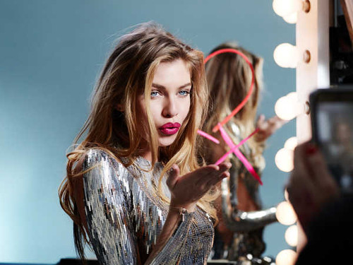 Jual Poster Models Stella Maxwell Blonde Blue Eyes Lying Down Model APC Jual Poster Models Stella Maxwell Blonde Blue Eyes Lying Down Model APC