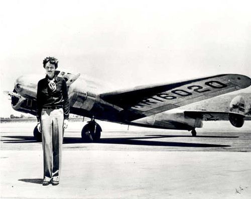 Jual Poster Wallpaper Celebrity Amelia Earhart Aircraft Black & White APC