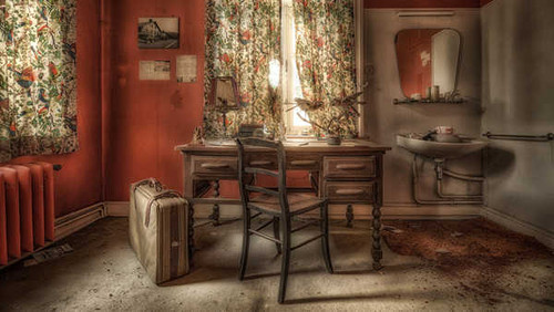 Jual Poster Room Suitcase Vintage Man Made Room APC