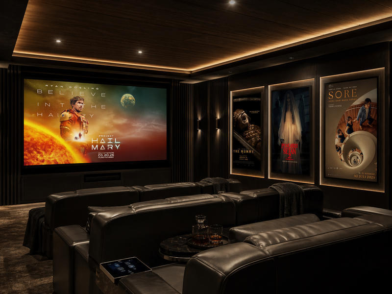 Poster film premium di ruang keluarga