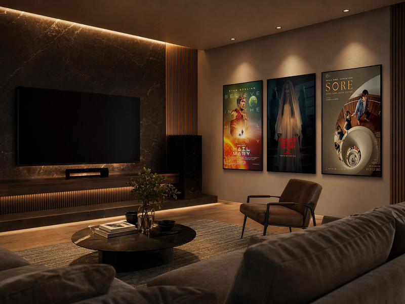 Visualisasi poster film di ruang TV keluarga