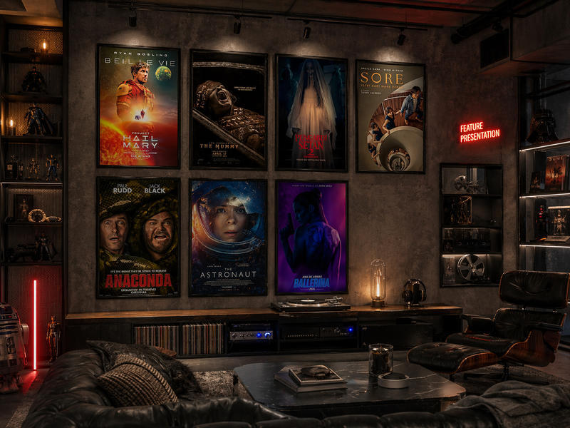 Poster film custom sebagai titik fokus dekor