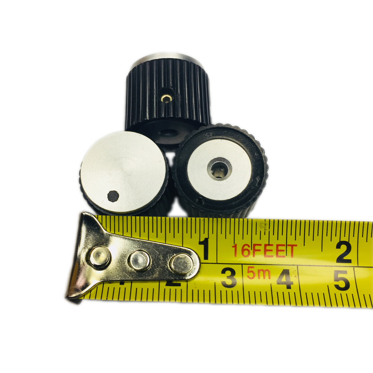 DS70-1BD-1 3/4" Glossy Black Knob w/Aluminum Insert & Dot - 1/8" Shaft.
QTY - 1 UNIT.
Picture = visual of the knob