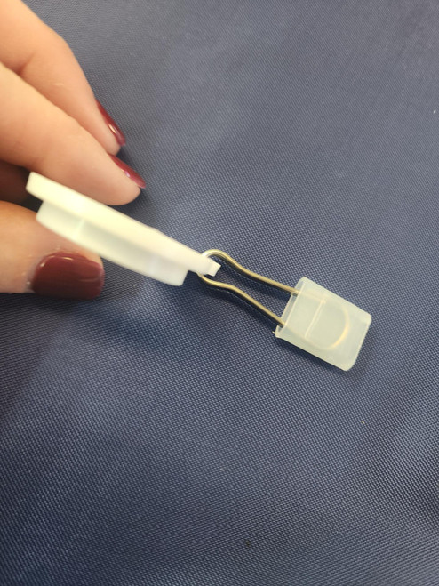 Top rotating clip for pole sleeve flag