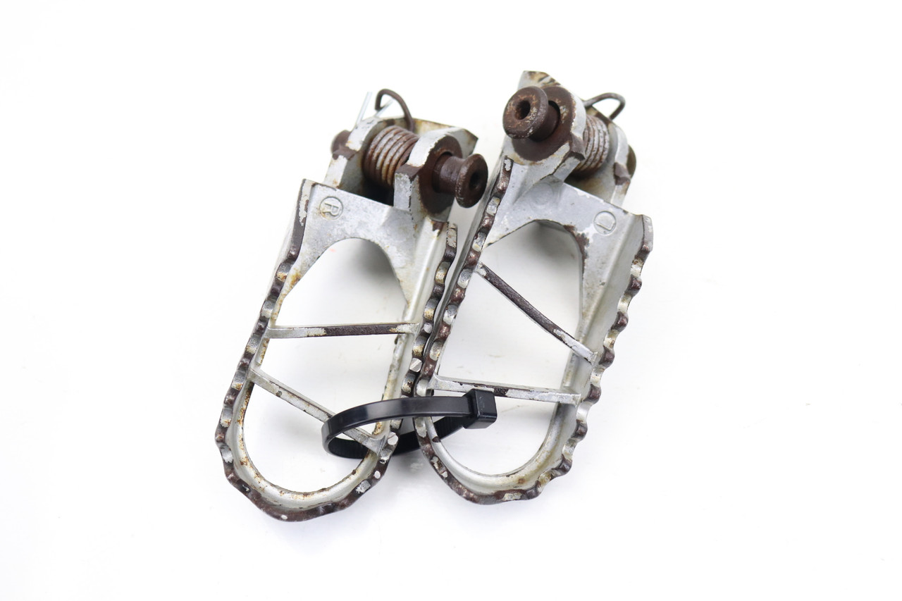KX85 01–22 KX100 00–05 Footrests LH+RH Footpegs & Pins Kawasaki 340281499CE #275
