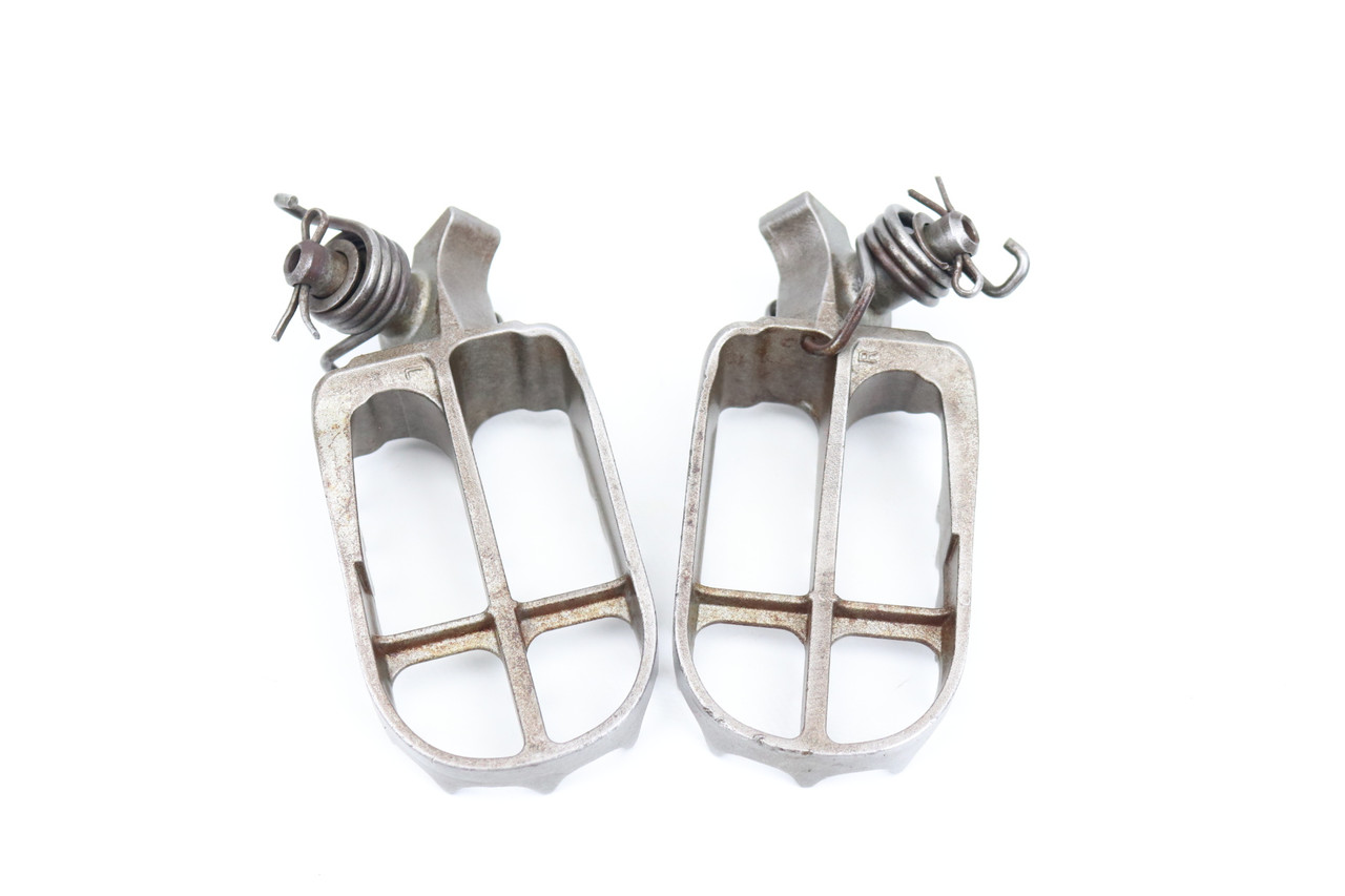 YZ250F 14–16 YZ450F 14–15 Footrests LH+RH Footpegs & Pins Yamaha 17D-27411-00-00 #304