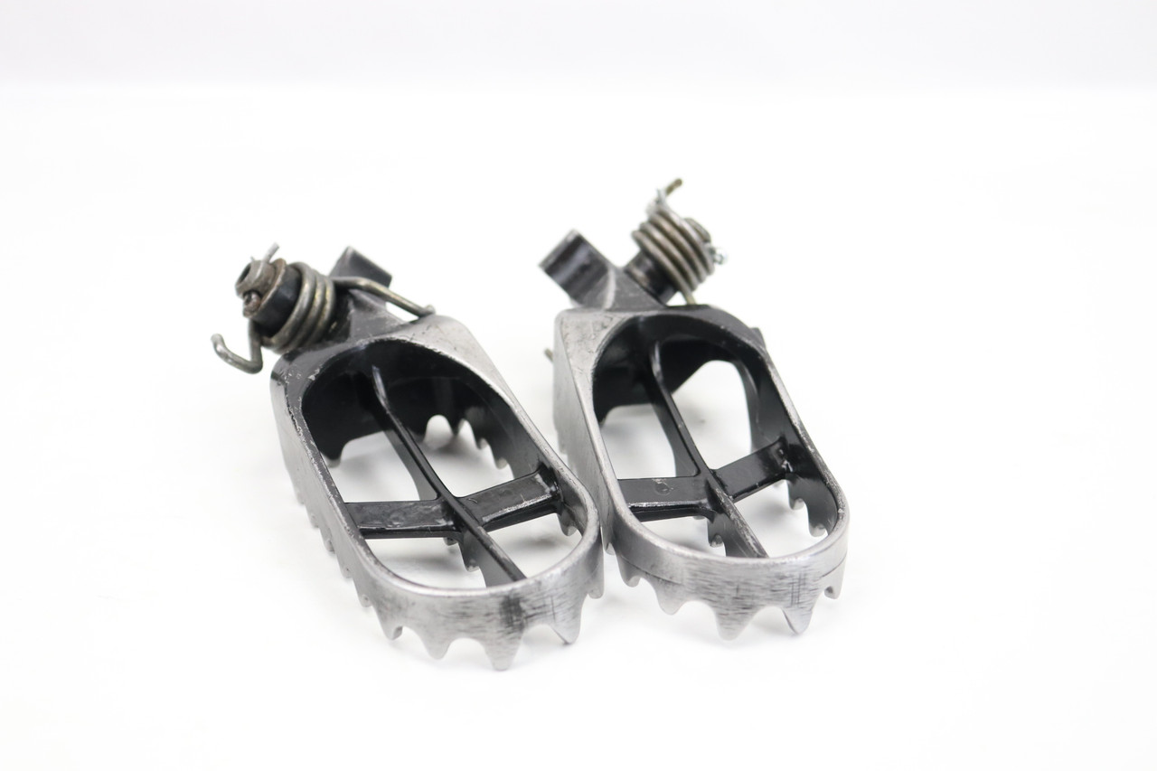YZF / WRF / YZ 97–25 Footrests LH+RH Footpegs & Pins Yamaha 5ET-27411-00-00 #307