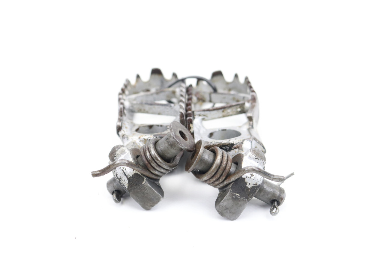 KDX200 95-05 KX500 93-04 Footrests LH+RH Footpegs & Pins Kawasaki 34028-1332-CE #312