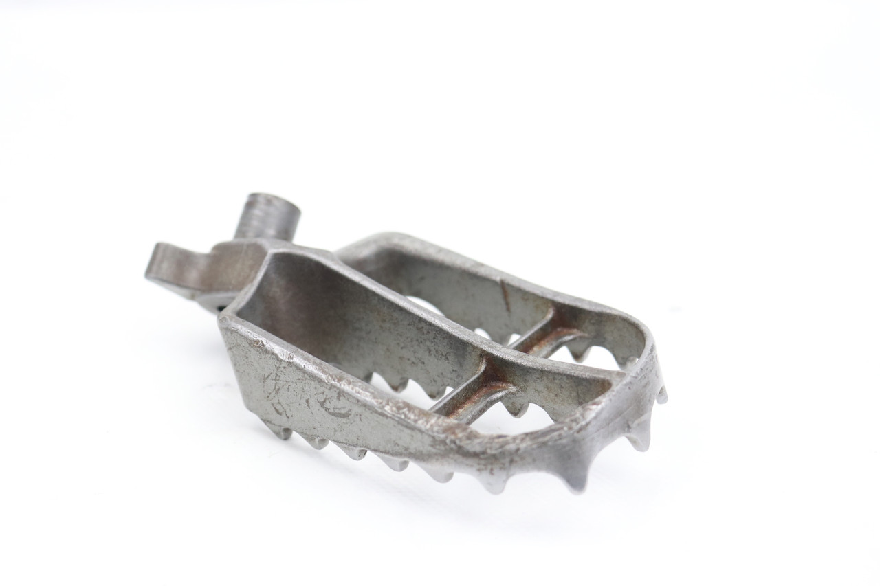 YZF / YZ / WRF 10-25 Footrest Right Hand Footpeg Yamaha 17D-27421-00-00 #324