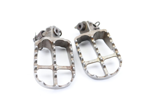 YZ250F 14–16 YZ450F 14–15 Footrests LH+RH Footpegs & Pins Yamaha 17D-27411-00-00 #304