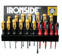 SET VAN 17 SCHROEVENDRAAIERS OP METALEN STAANDER 