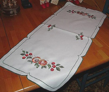 German Apple Wreath Cloths Table Topper Runner – German handcrafted gift by Funke Stickerei GmbH