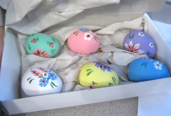 Six Colorful Pastel Eggs German Ornaments – detail view of the Christmas ornament