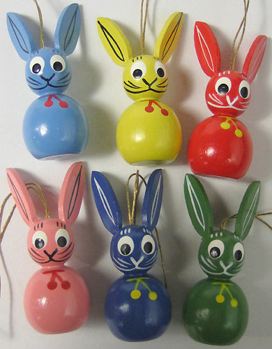 Six Colorful Rabbits German Ornament – detail view of the Christmas ornament