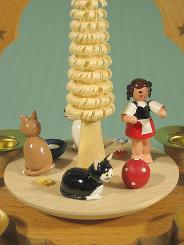 Cats German Christmas Pyramid – detail view of the Christmas pyramid
