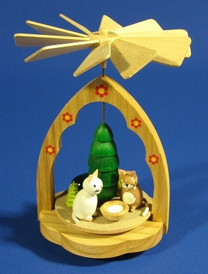 Miniature Pyramid Cats Playing | Warm Air Pyramid – alternate view of the Christmas pyramid