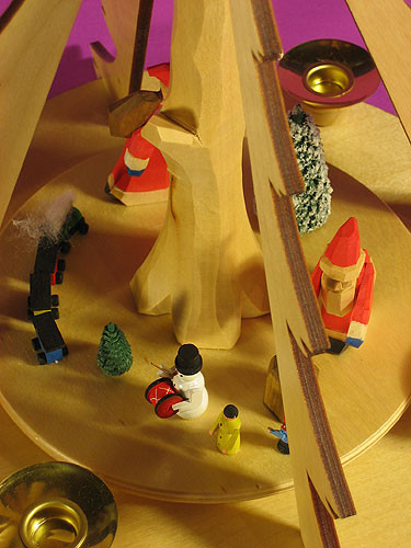Tree Cutout Frame Santa Pyramid – detail view of the Christmas pyramid