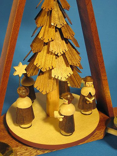 Chip Tree Chorale Pyramid – detail view of the Christmas pyramid