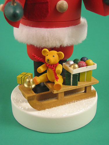 Santa with Small Sleigh German Smoker – detail view of the German Christmas smoker