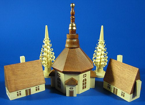 Church Carolers Figurines – side view of the Christmas ornament