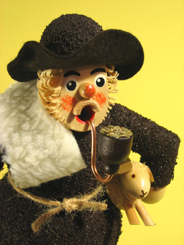 Happy Shepherd Incense German Smoker – side view of the German Christmas smoker