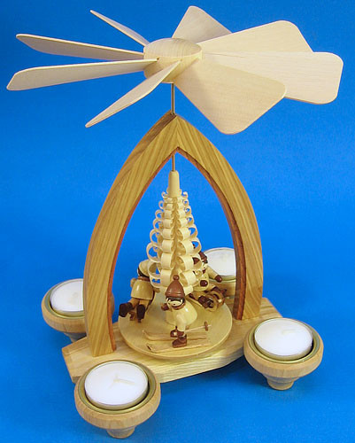 Natural Children Sports German Pyramid – detail view of the Christmas pyramid