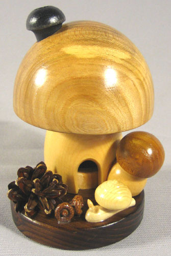 Natural Forest Mushroom German Smoker – detail view of the German Christmas smoker