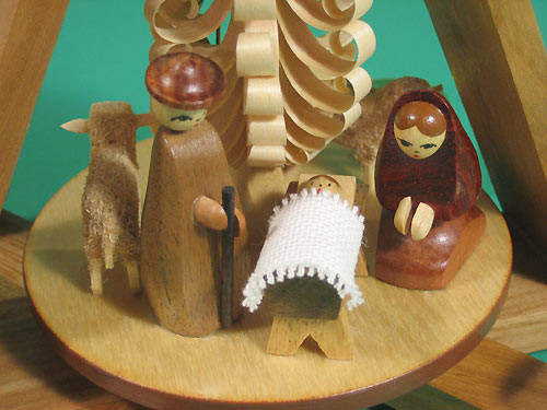 Nativity Christmas German Pyramid Shooting Star – detail view of the Christmas pyramid