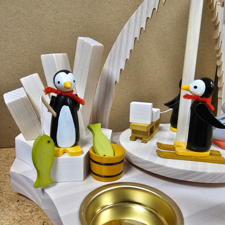 Penguins Family Tea Light German Pyramid – detail view of the Christmas pyramid