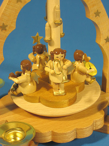 Angel Chorus Instruments Concert Christmas Pyramid – detail view of the Christmas pyramid
