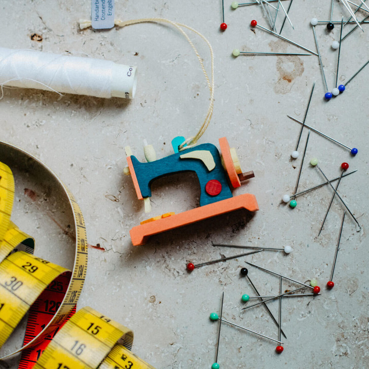 Sewing Machine Shaped Wooden Ornament – detail view of the Christmas ornament