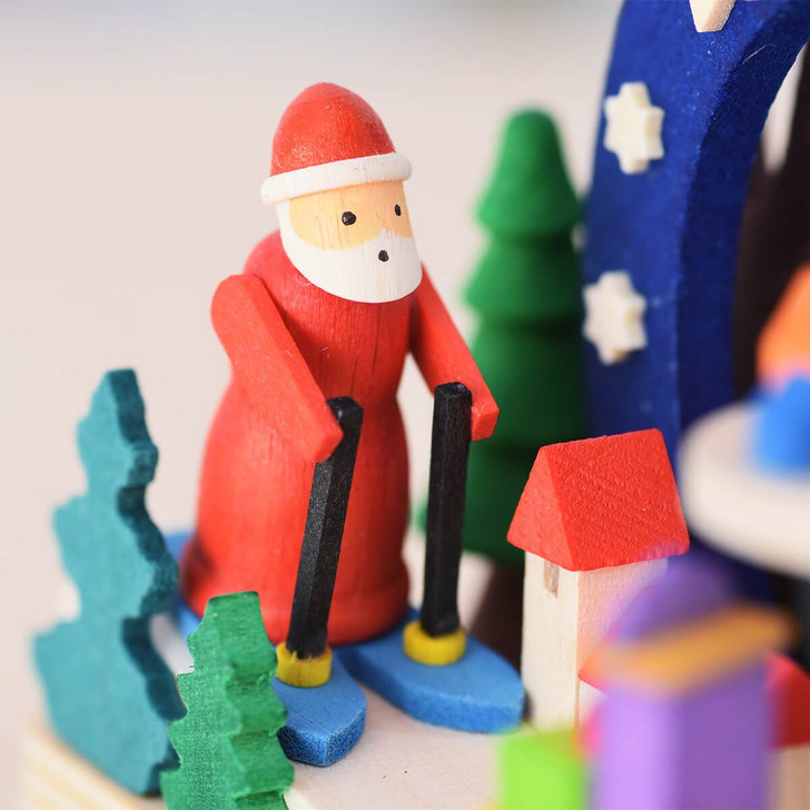 Santa in Nature Tealight Pyramid – detail view of the Christmas pyramid