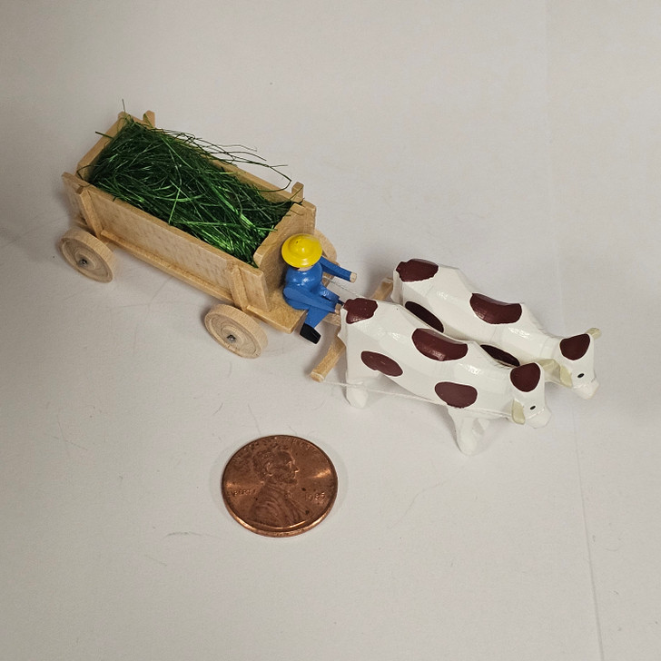 Oxen Pulling Feed Cart - Natural Wooden German Figurine – detail view of the Christmas ornament