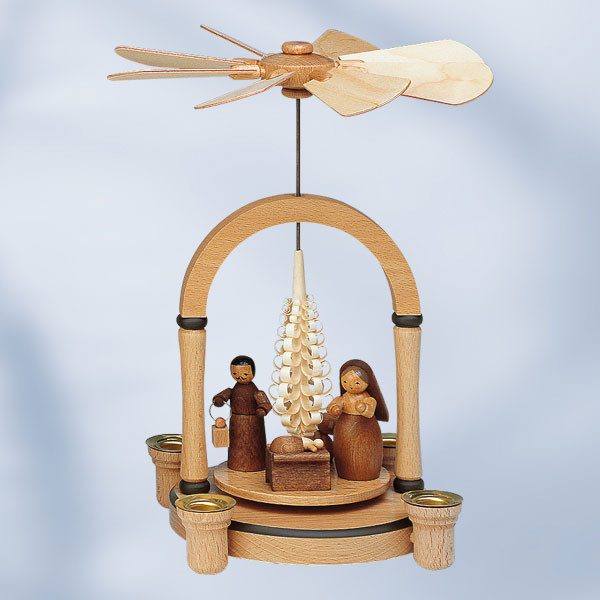 Nativity, natural – alternate view of the Christmas pyramid
