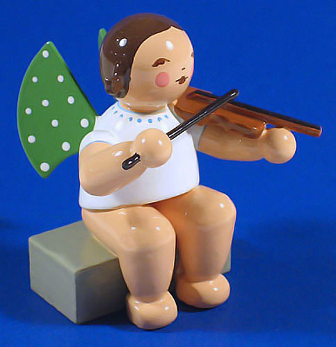 WENDT & KÜHN Sitting Angel Violin Figurine – detail view of the Christmas ornament