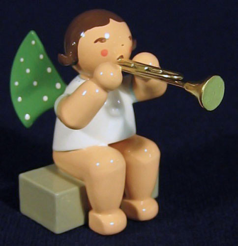 WENDT & KÜHN Sitting Angel Playing Trumpet Figurine – detail view of the Christmas ornament