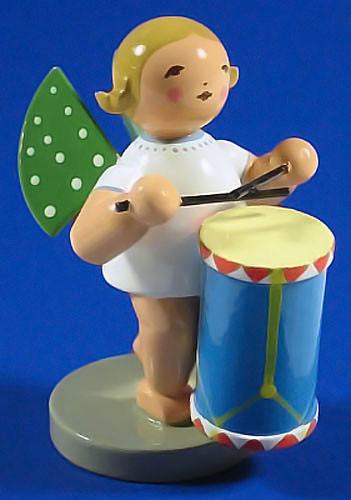 WENDT & KÜHN Standing Angel Drum Figurine – detail view of the Christmas ornament