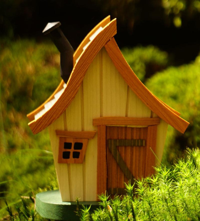 White Rustic Wood Incense House with Chimney – 20 cm Decorative Smoker – detail view of the German Christmas smoker