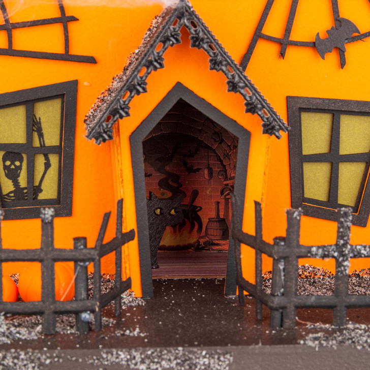 Pumpkin House Wooden Light-Up Decoration – detail view of the Christmas light arch