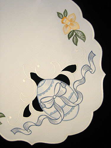 Easter Egg Tablecloth German Table Topper Oval – detail view of the German handcrafted gift