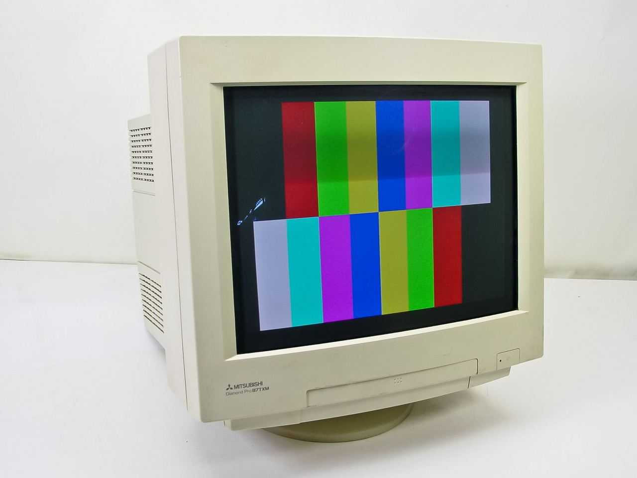 Mitsubishi Diamond Pro 87TXM 17" CRT Monitor (TFM8705SKHK)