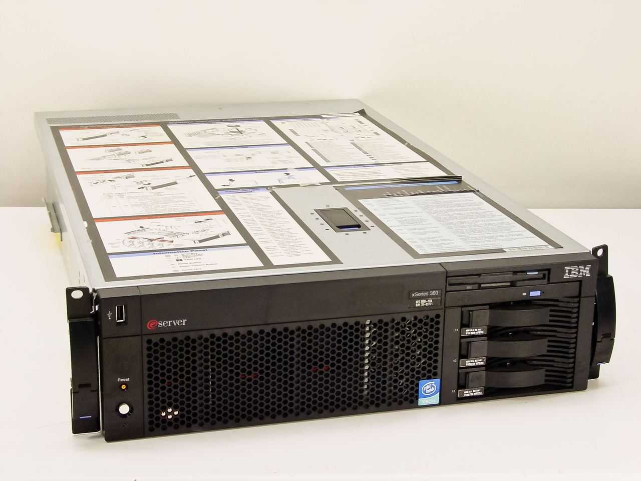 【中古】「非常に良い」IBM XSERIES 4GB PC2-3200 KIT IBM xSeries 360 8686-1RX Server 3x 36.4GB HDD For Parts