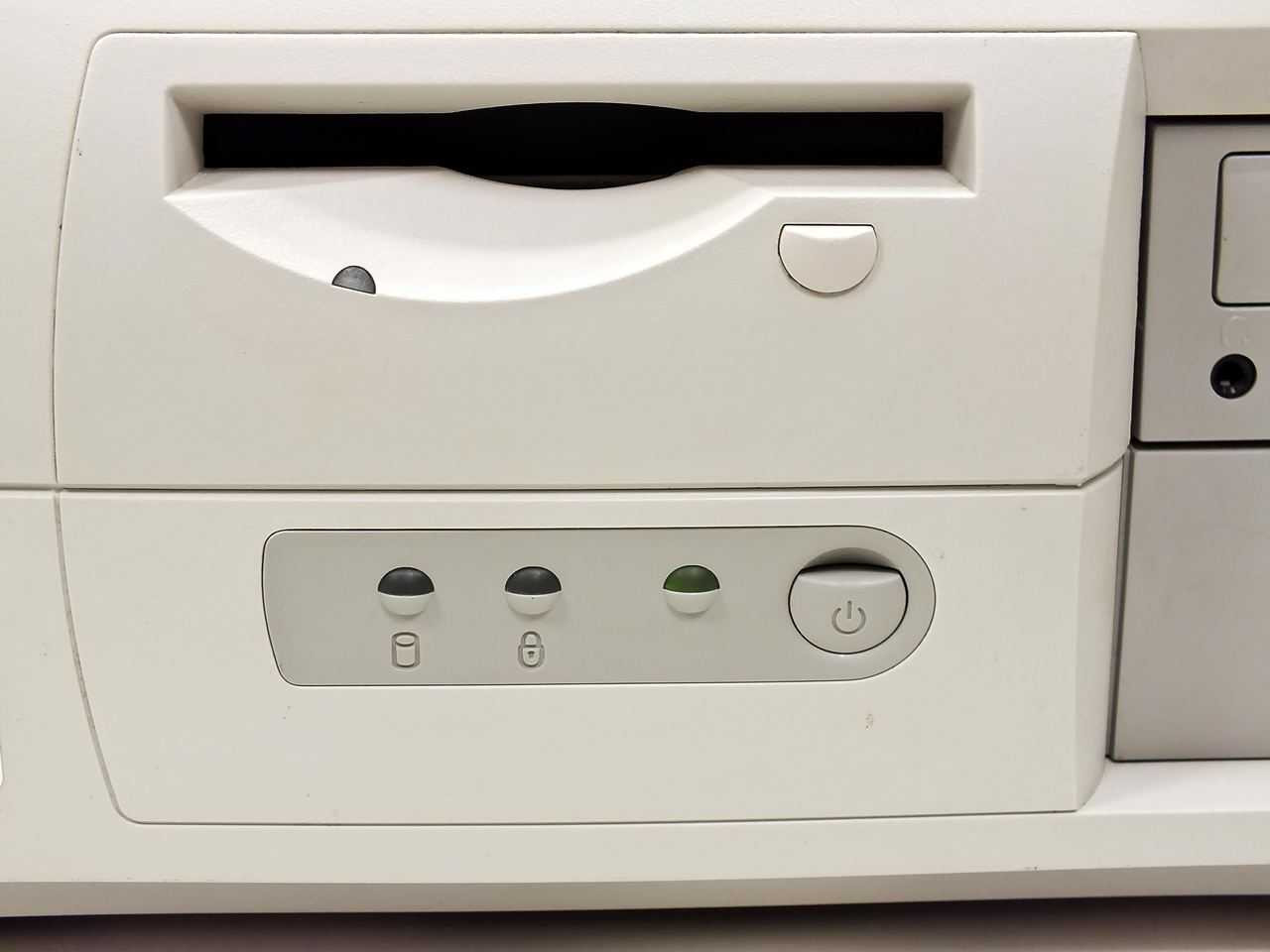 HP D9771T ABA Vectra Pentium III 650 MHz Desktop Computer