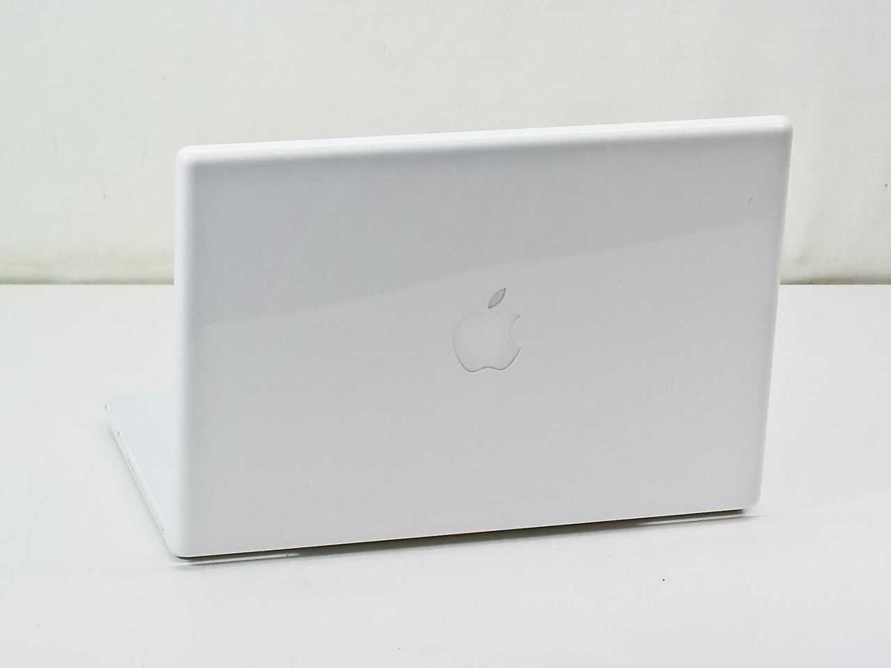 Apple A1181 White Macbook, 2.16 GHz Core 2 Duo, 2 GB RAM