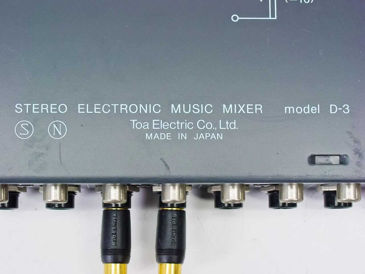 TOA D-3 Stereo Electronic Music Mixer 19 Inc Rackmount with Ears