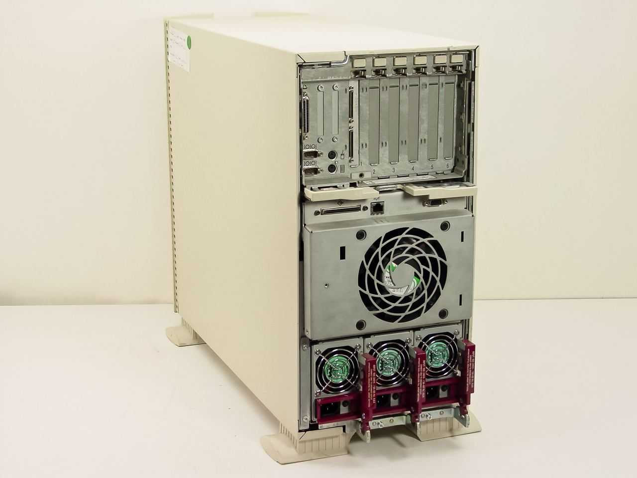 Compaq ProLiant 1600 Tower Server PIII 550MHz 256MB